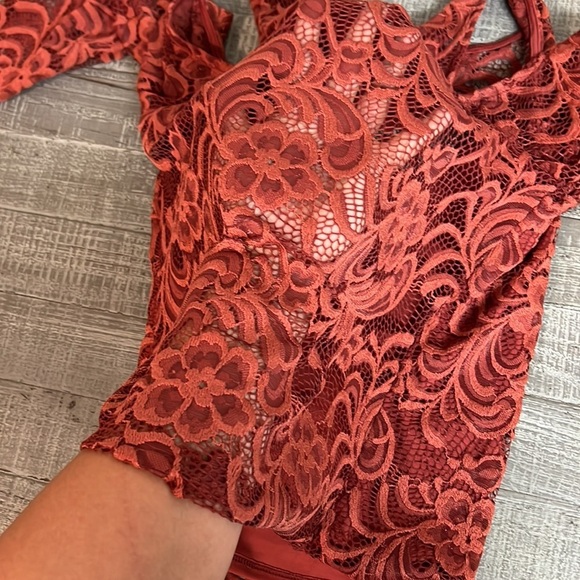 Cold shoulder top‎ - Picture 7 of 7